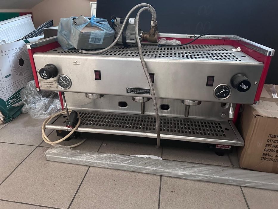 Кавова машина в робочому стані