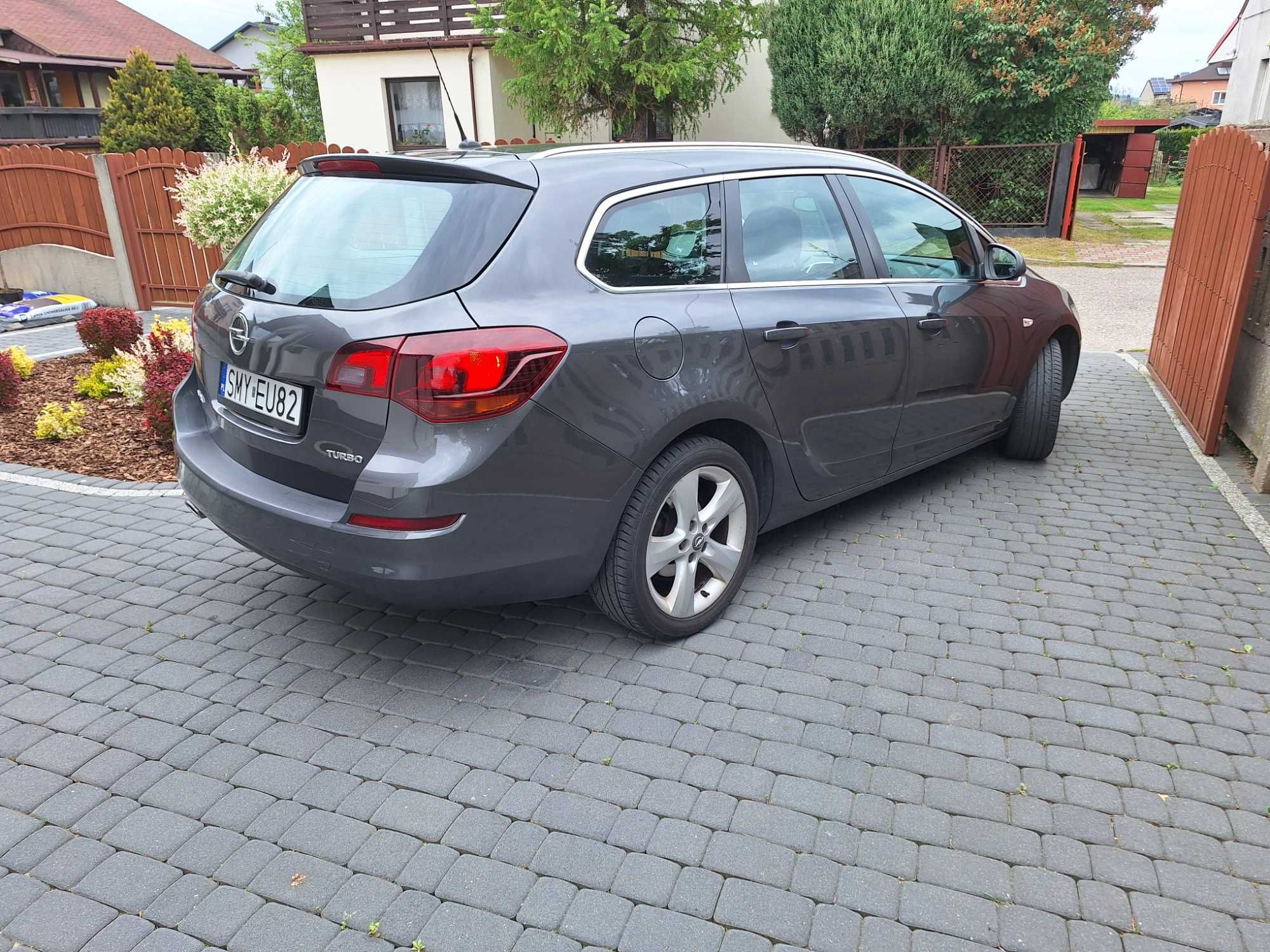 Opel Astra J 4 IV Benzyna 1,4 Turbo 140 KM 2011 rok