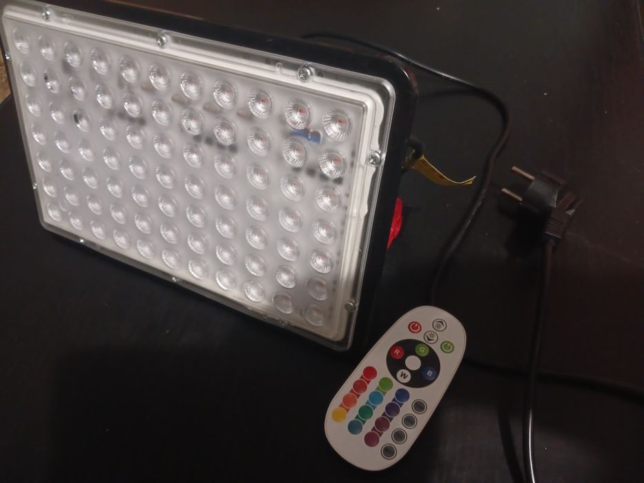 Продам  прожєктор с пультом