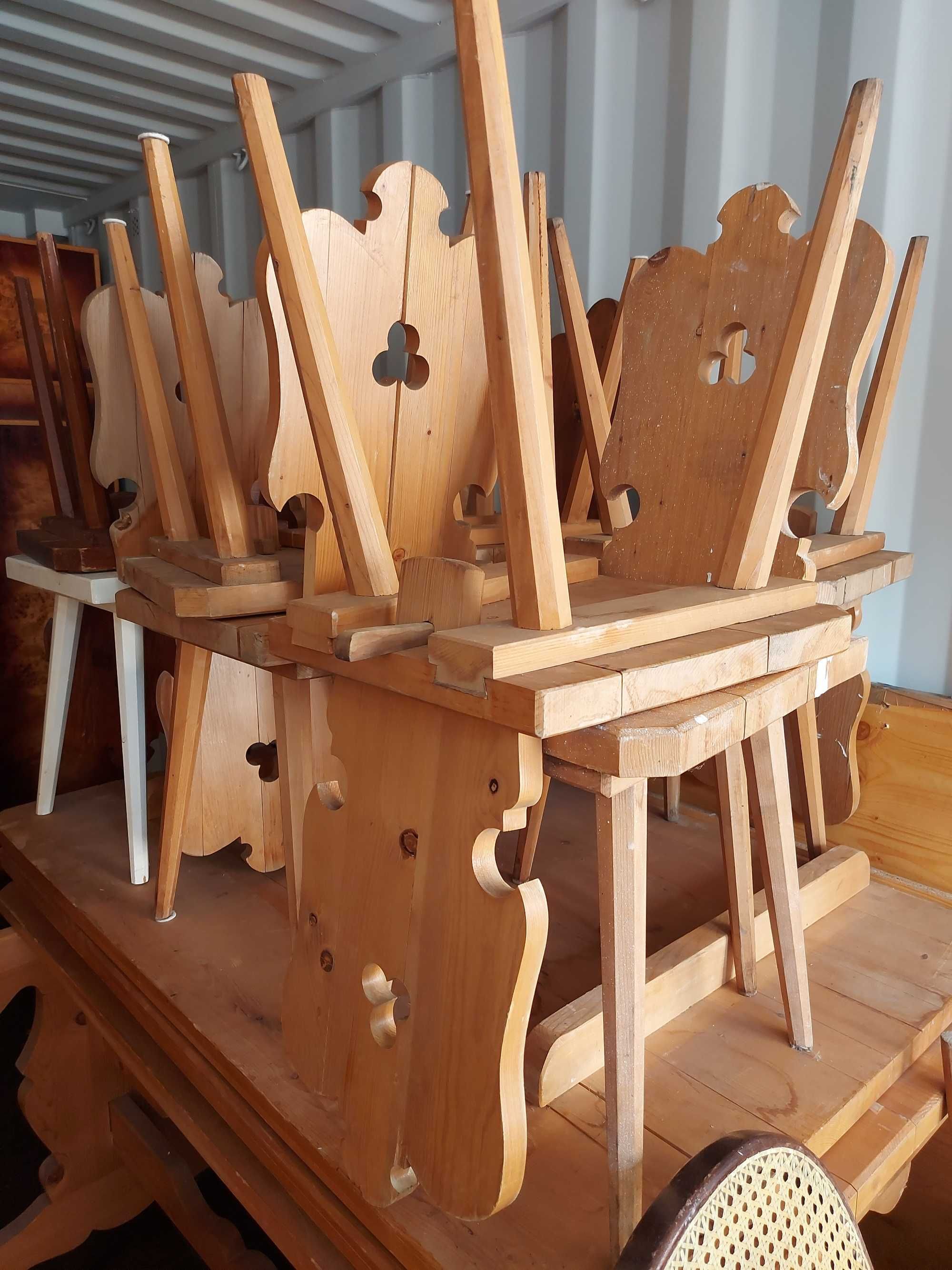 Drewniane stoły i krzesła zrobione na zamówienie