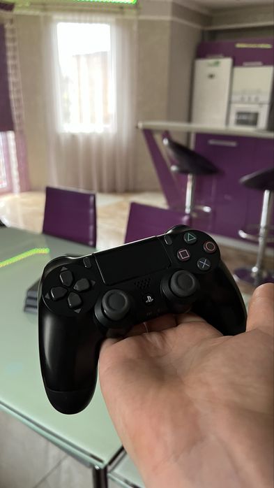 Продам особистий Playstation 4 Pro 1TB стан ідеал