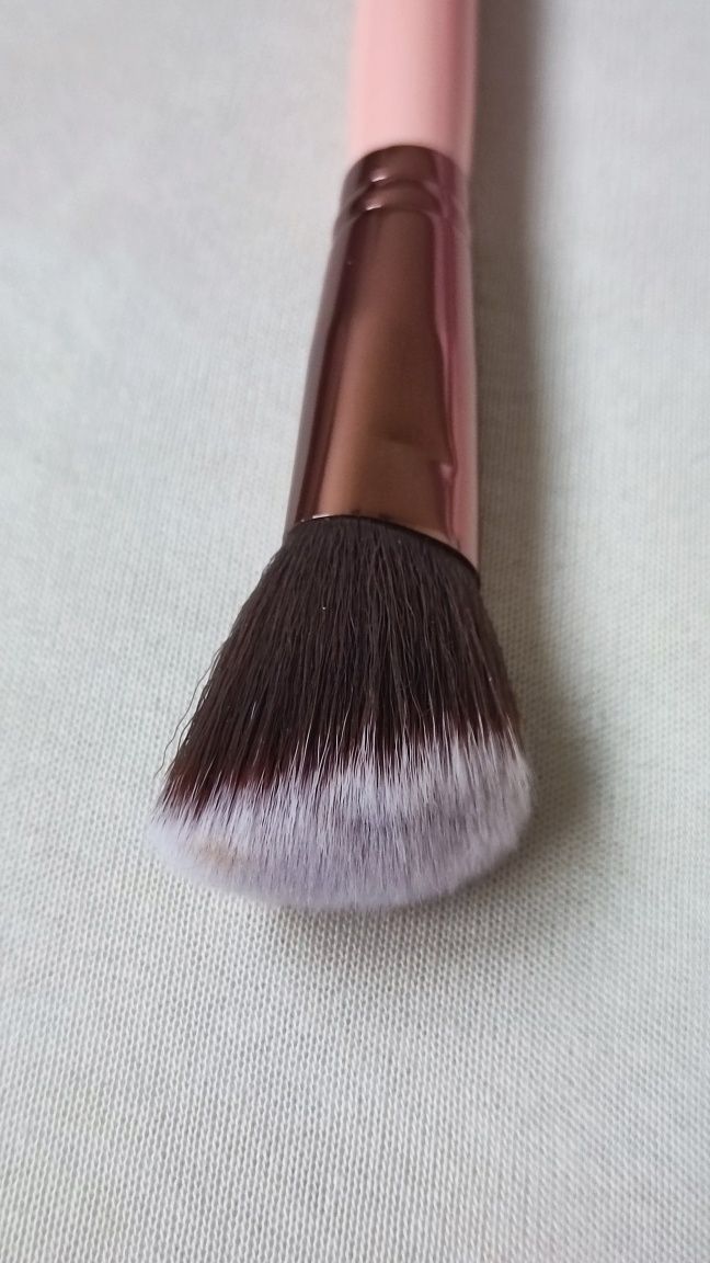 Pędzel do makijażu Luxie 504 Large Angled Brush