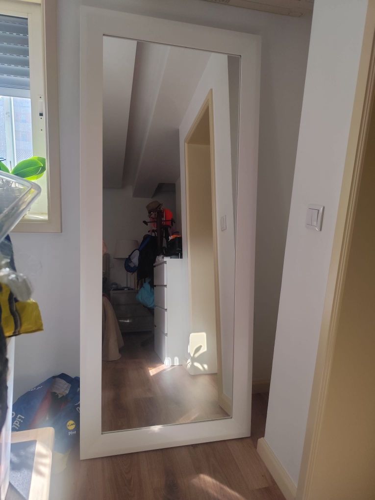 Espelho com laçado branco