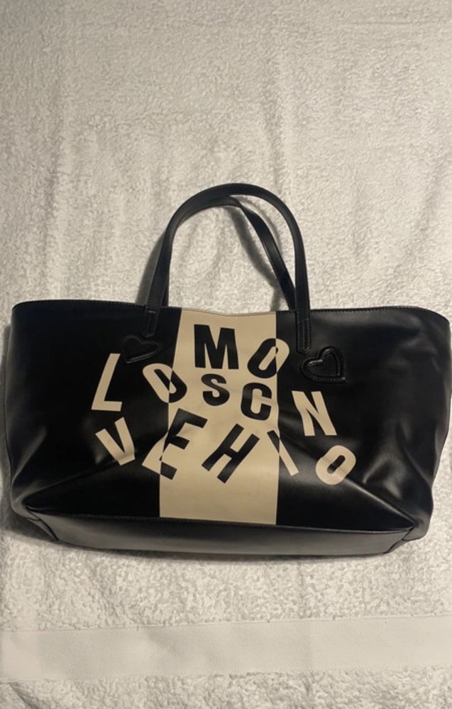 Mala Moschino preta e bege com interior vermeho