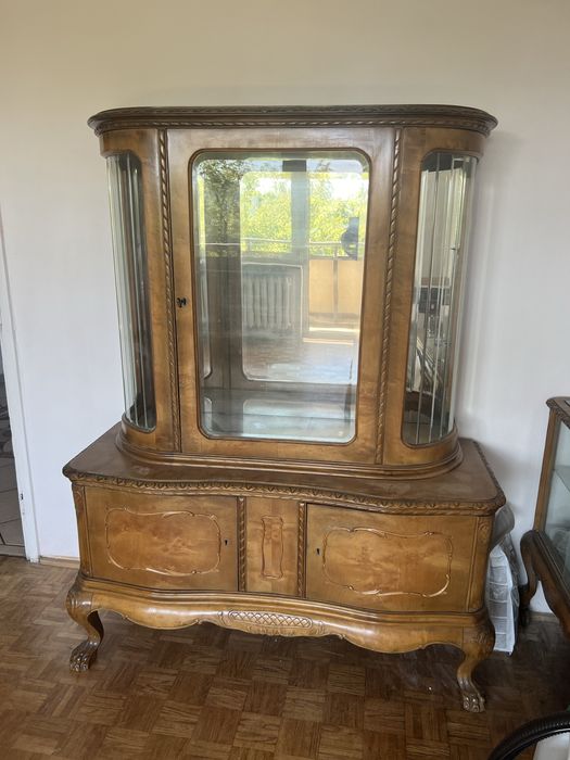 drewniana vintage witryna na lwich nóżkach