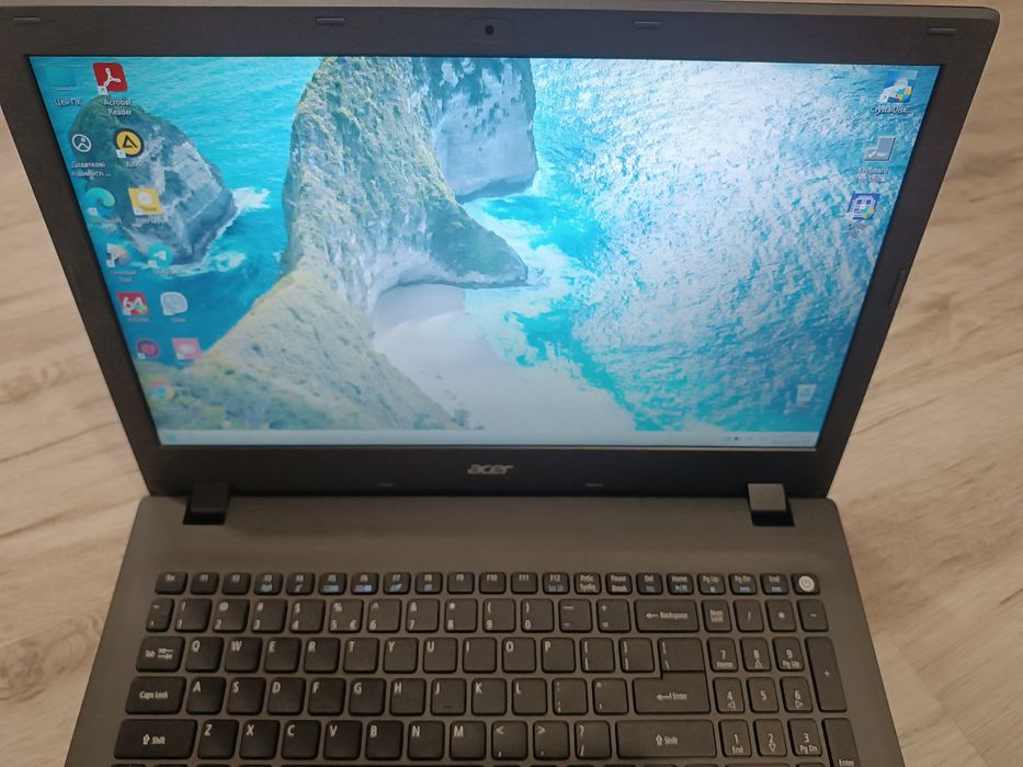 Acer Aspire E5-573 (15.6"/I3-5005U/Intel Graphics 5000/8 Gb/128 SSD)