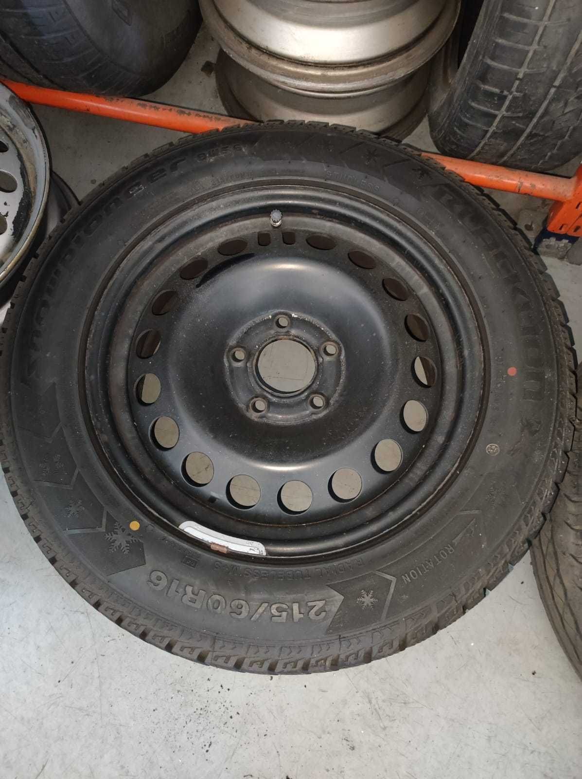 Pneu 215/60R16 com jantes de ferro furação 5x110