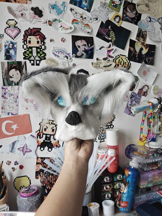 Biała maska wilka therian