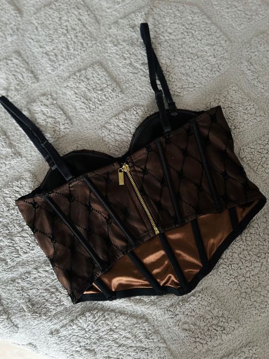 Ідеальний коричневий корсет