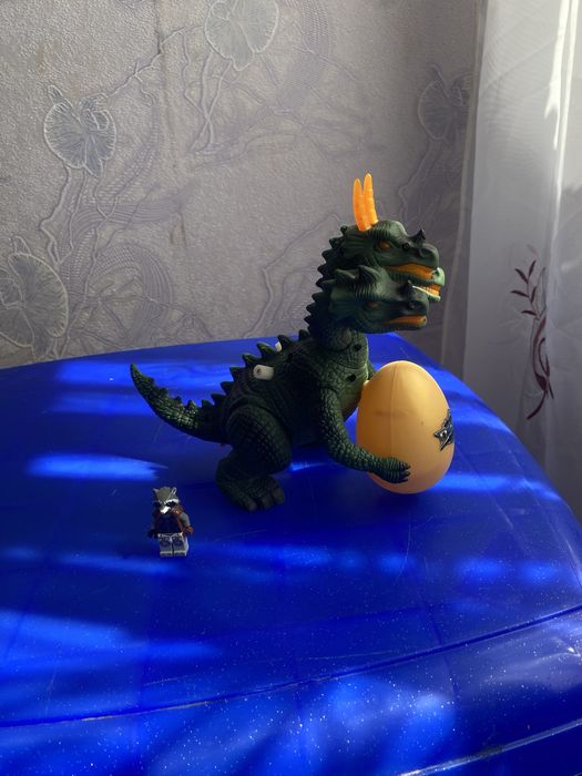 Іграшка дракон з яйцем