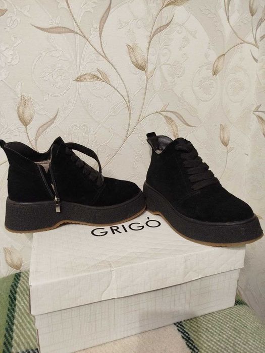 Продам женские ботинки.