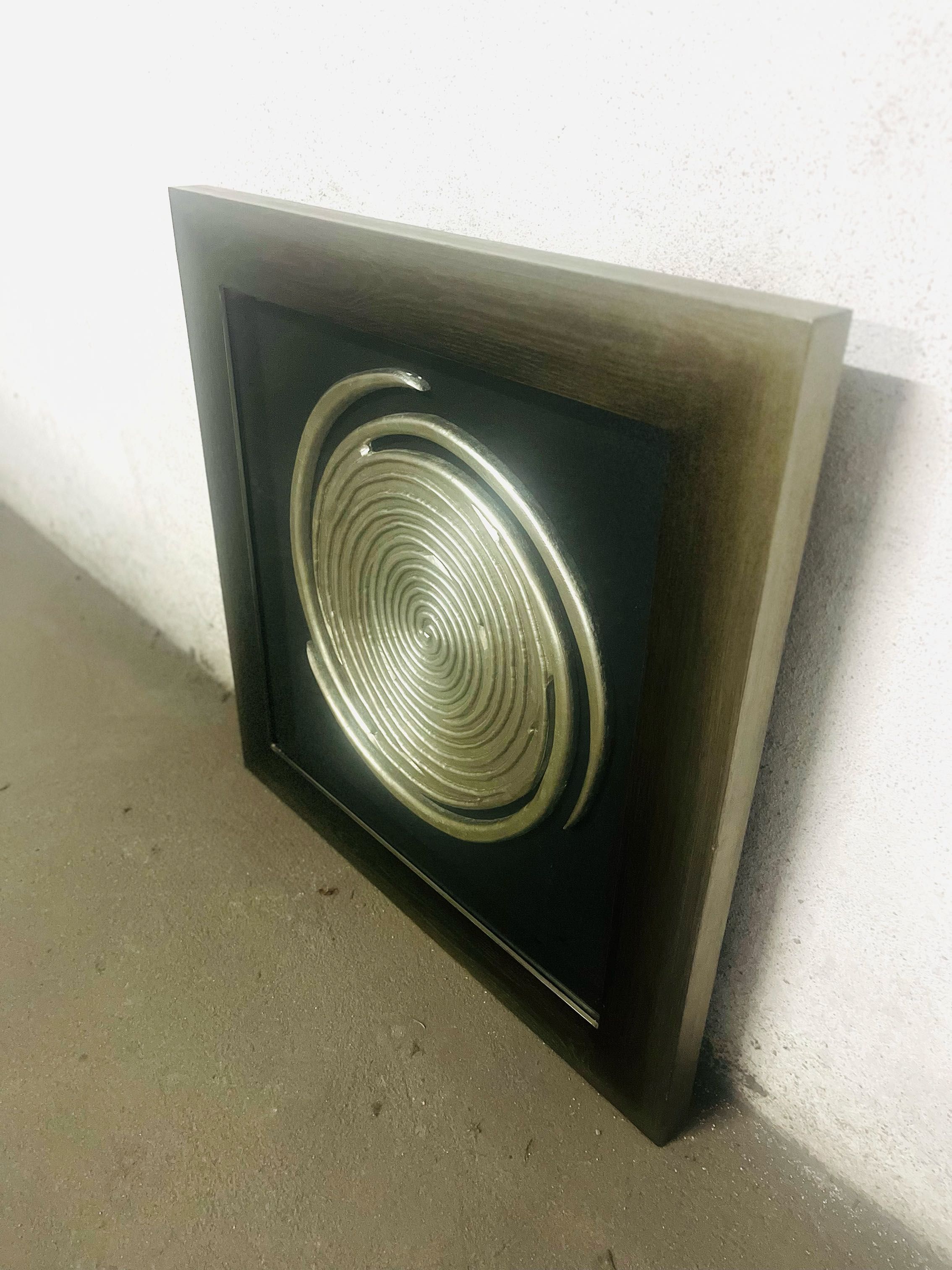 Quadro decorativo com espiral em metal com 1x1m