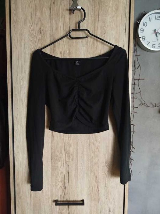 Czarny marszczony crop top tshirt z długim rękawem dekolt v petite