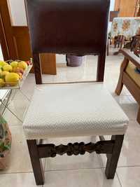 6 cadeiras de madeira maciça usadas (com capa branca no assento)