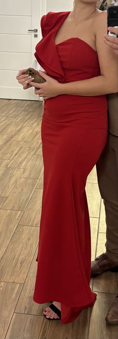 Suknia czerwona na jedno ramie