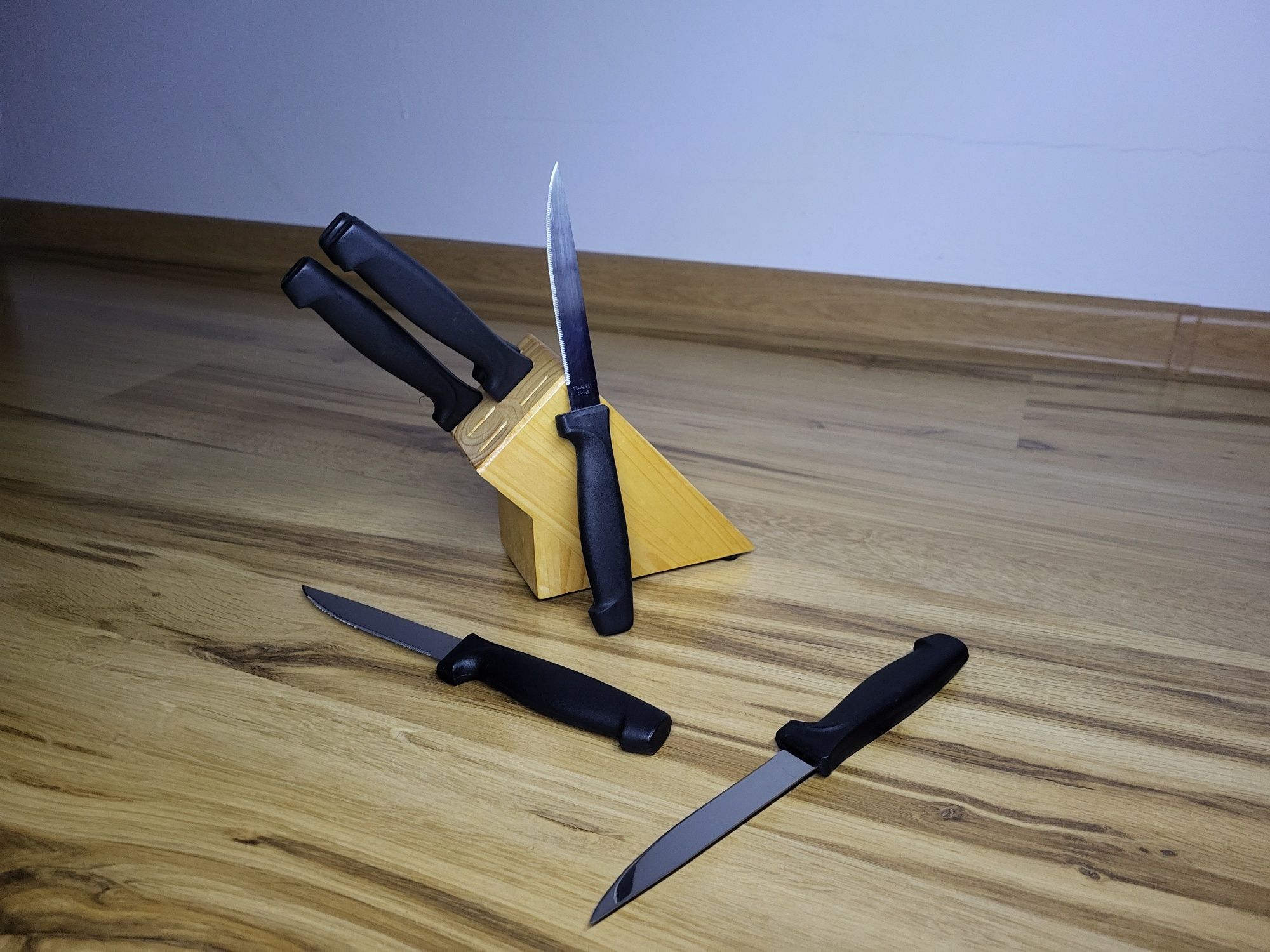 Nowy zestaw 6 noży kuchennych z drewnianą podstawką