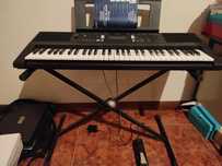 Piano/Teclado Yamaha c/ pedal e suporte