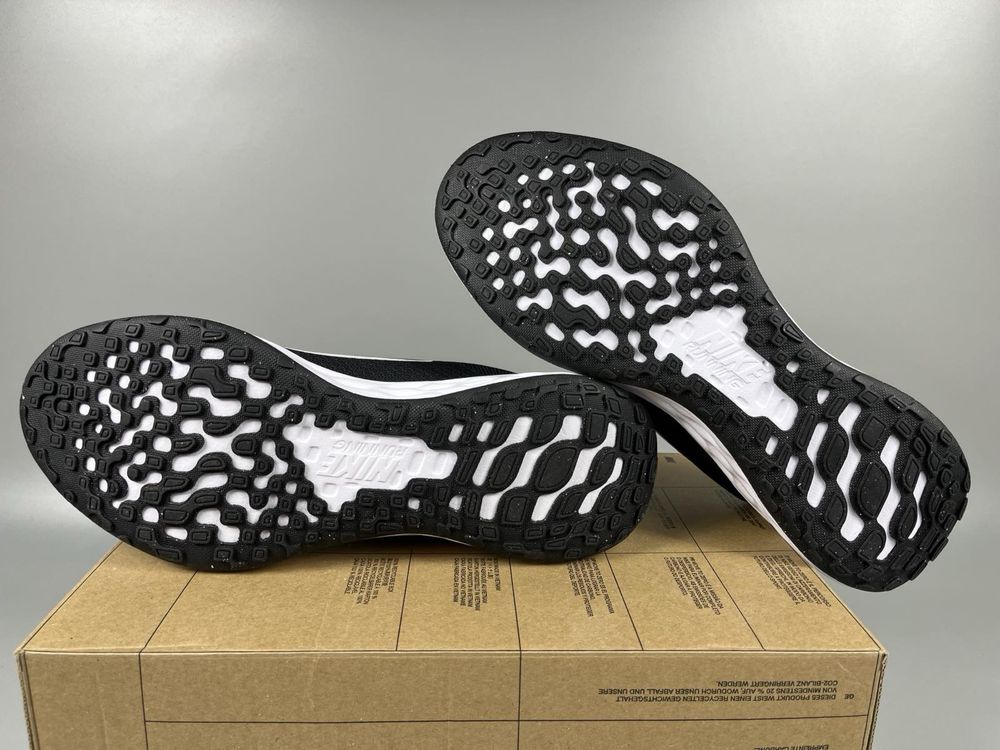 Кросівки Nike Revolution 42 розмір (по устілці 27 см)Нові.Оригінал
