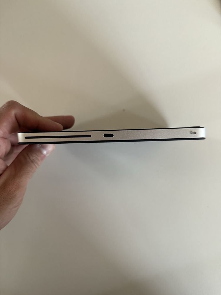 Gładzik Apple Magic Trackpad (USB‑C) – obszar Multi-Touch w czerni