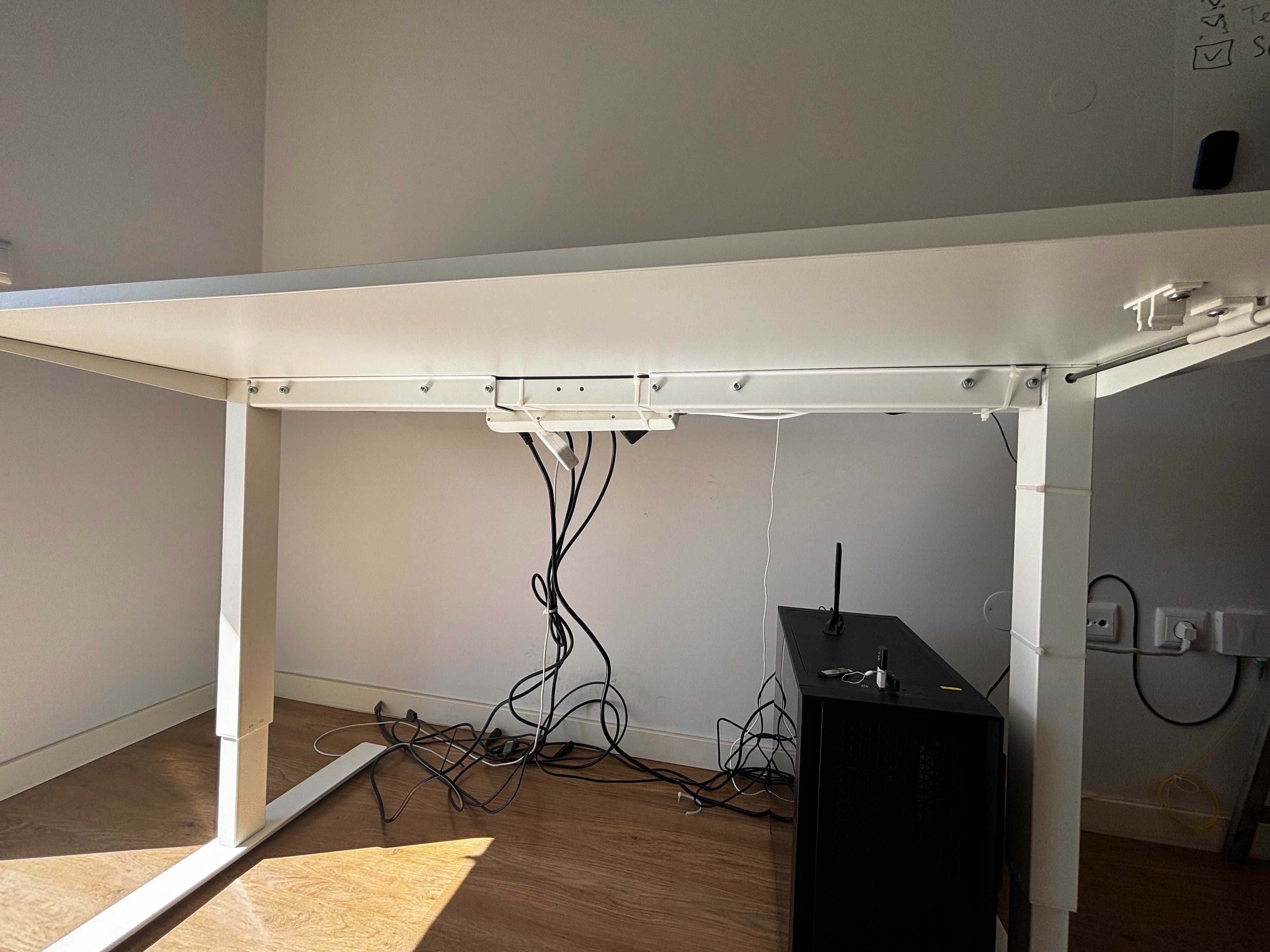 Secretária IKEA TROTTEN Regulável – Perfeita para Home Office
