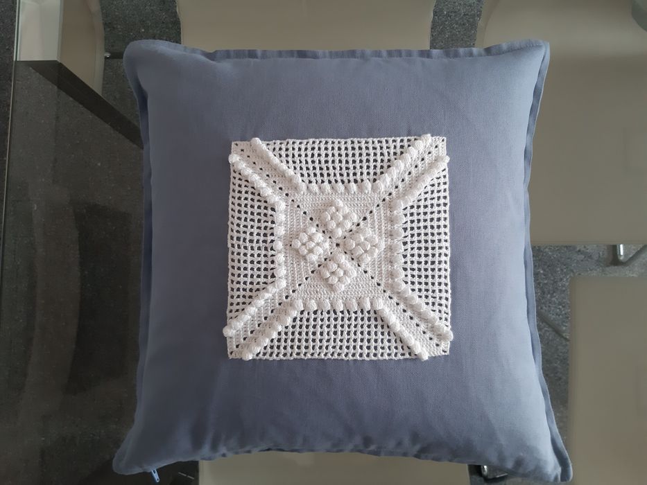 Fronha de almofada com aplicação em croché