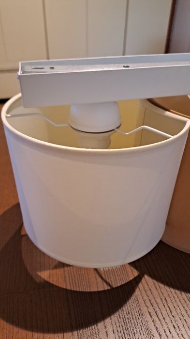 Lampa sufitowa nowoczesna klasyczna w kolorach jasnego beżu, karmelu i