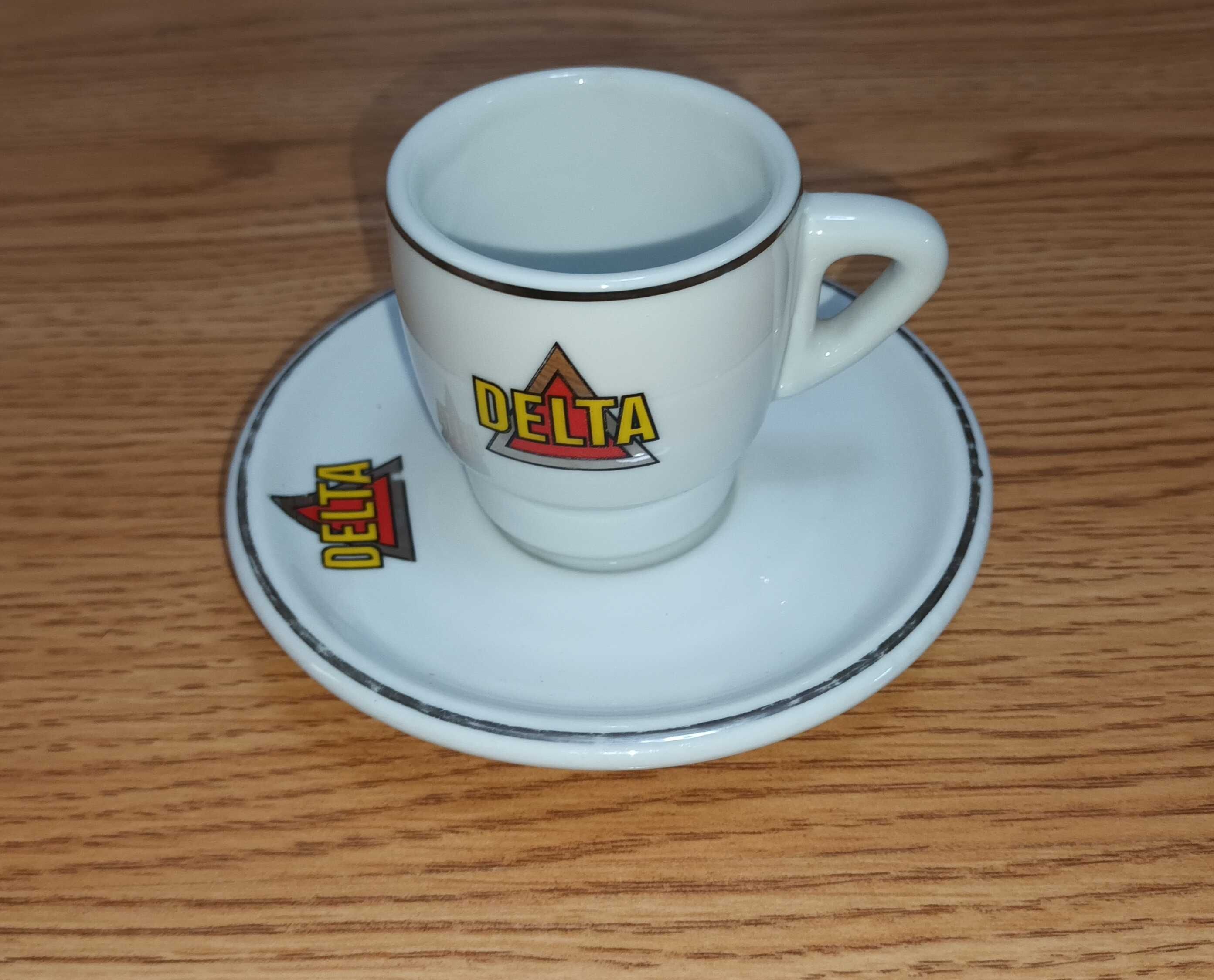 Chavena de café antiga "Delta Lote Platina" dos anos 90 com pires