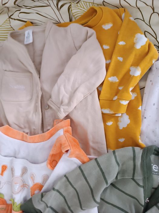 Віддам за шоколадку речі 0-3 міс