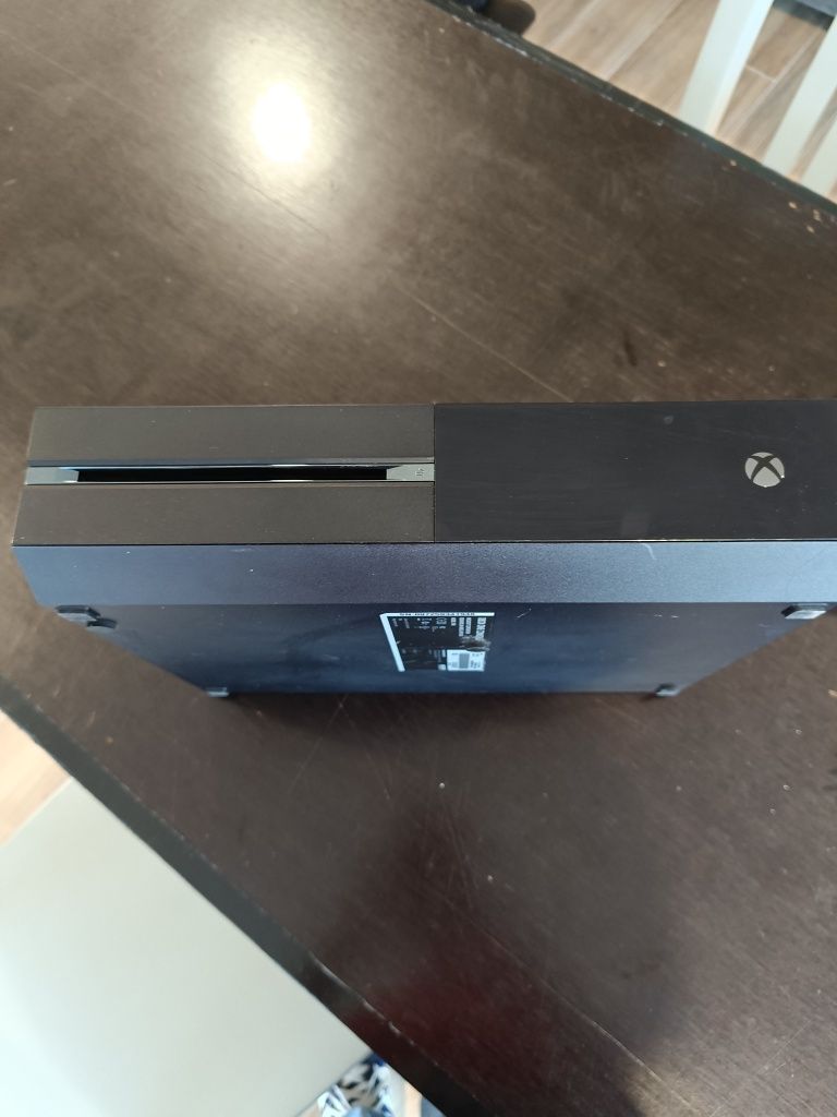 XBOX one 500gb com 2 comandos e jogos