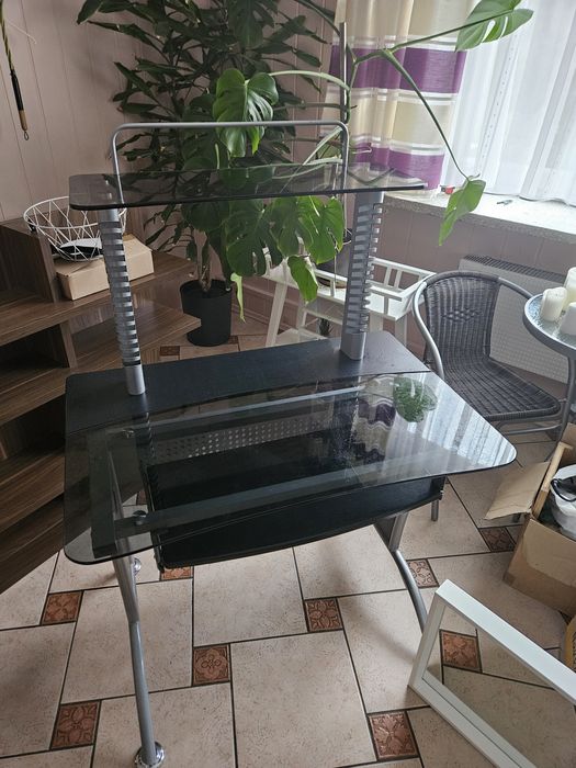 Szklane biurko komputerowe