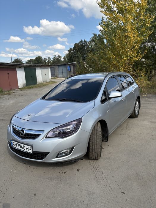 Опель астра J 2012 року