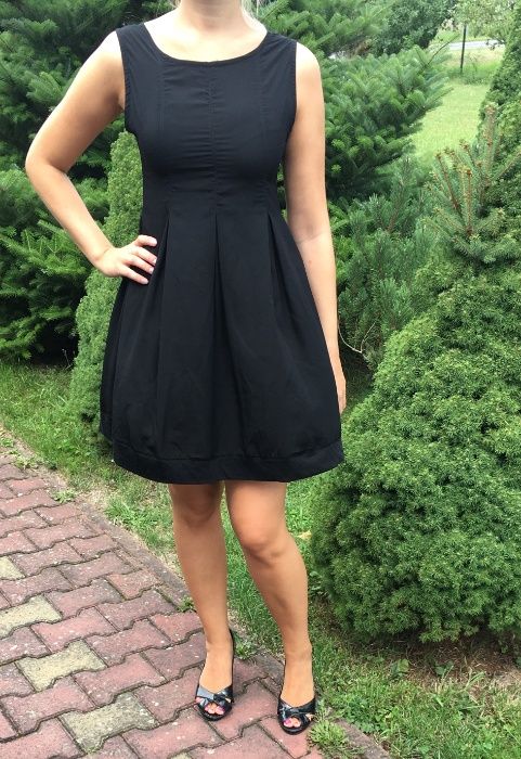 Sexy czarna rozkloszowana sukienka Vila M