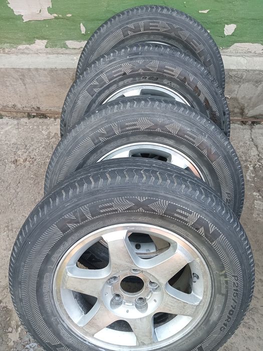 Продам комплект шин 215х70х15 всесезонные с титановыми дисками 5*114.3