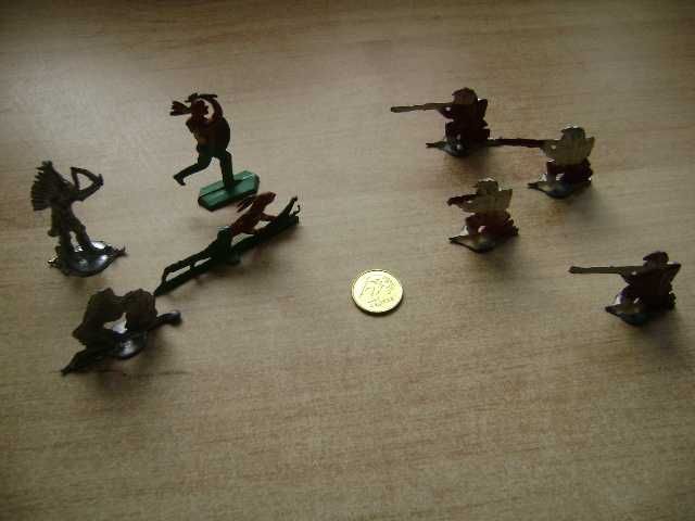 Starocie z PRL - Stare zabawki = Zestaw 8 ołowianych żołnierzyków