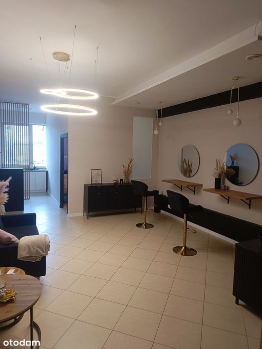 Lokal na sprzedaż z parkingiem i witryną