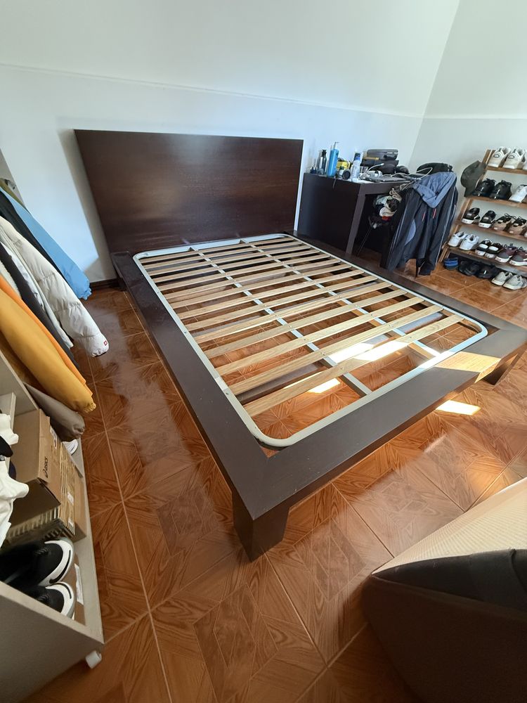 Cama de casal em maderia