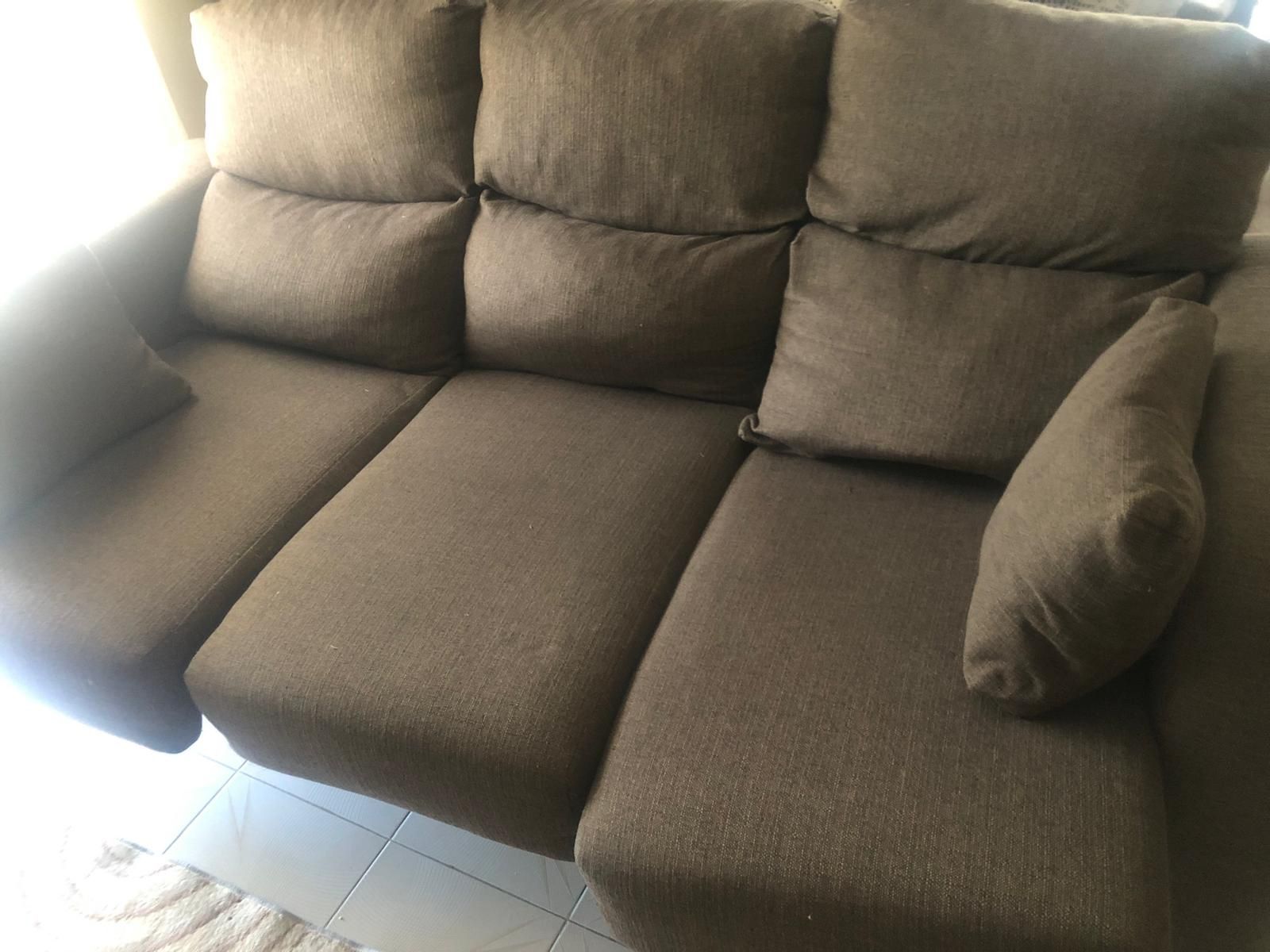 Sofá em tecido castanho