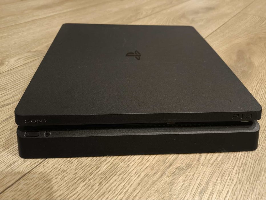 Playstation 4 slim + 2 pady