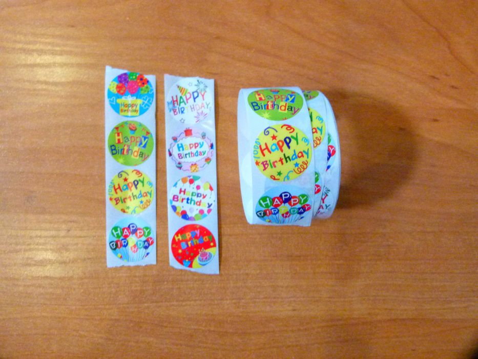 Naklejki urodzinowe Happy Birthday 100 sztuk 2,5cm kolorowe