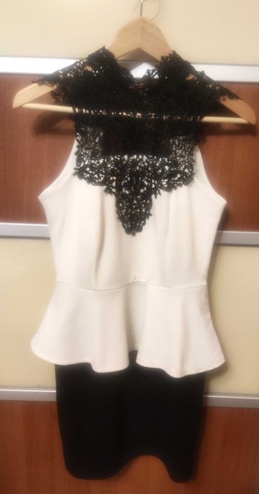 Kremowo-czarna sukienka z baskinką i koronką