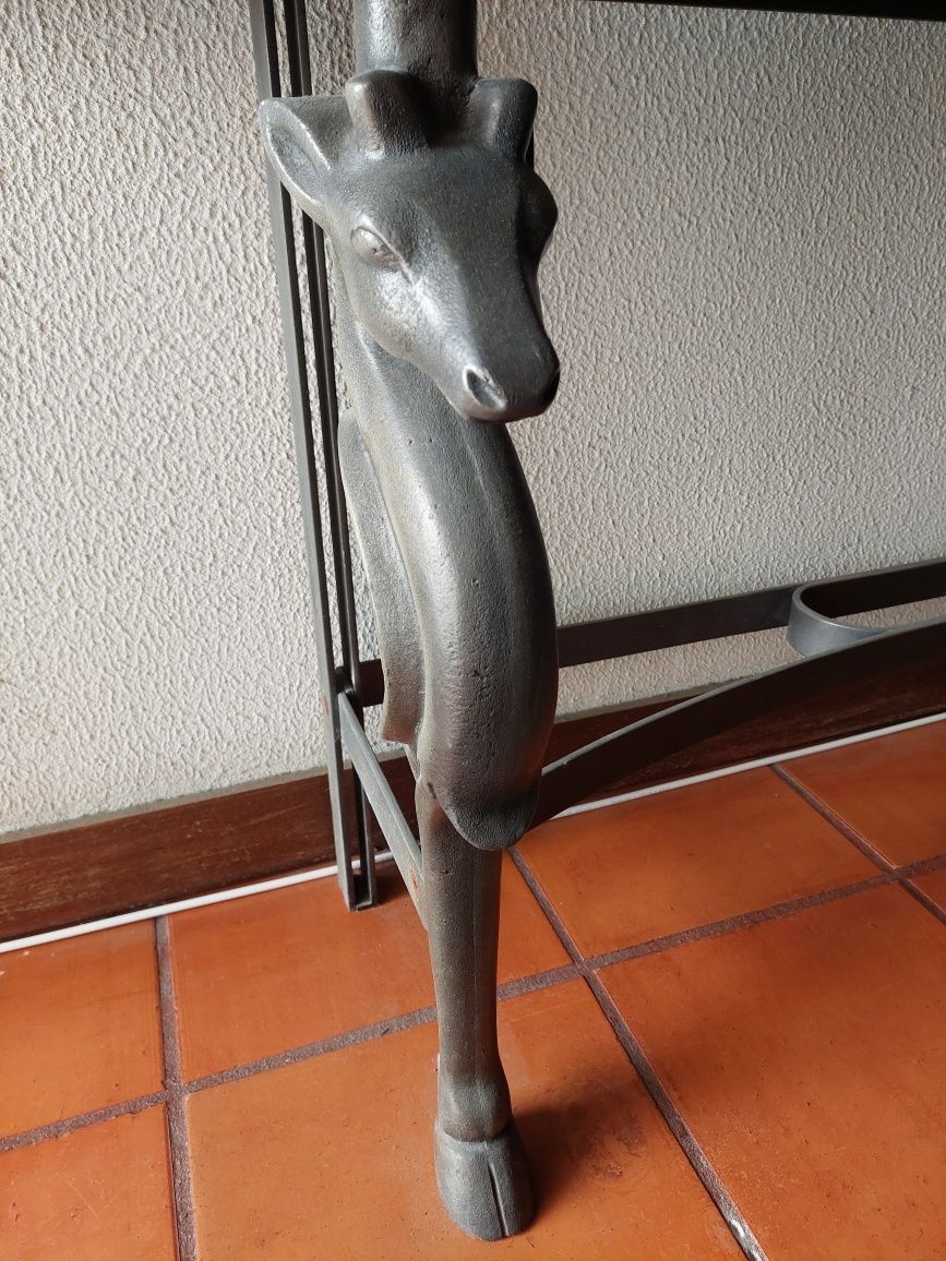 Mesa de jantar, cadeiras e consola