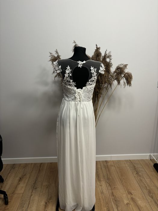 Suknia ślubna z rozcięciem