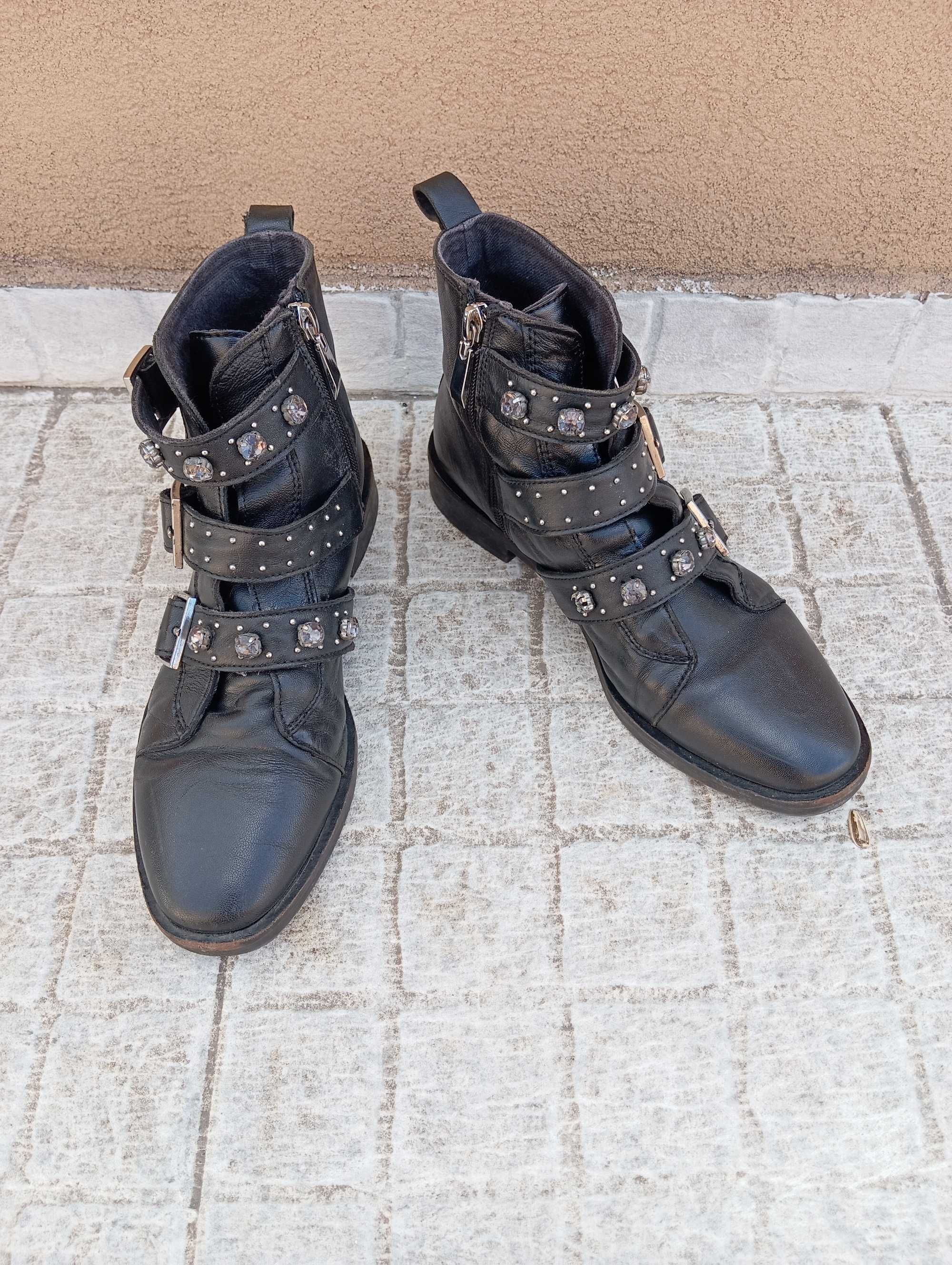Botas pretas com tachas pele Stradivarius