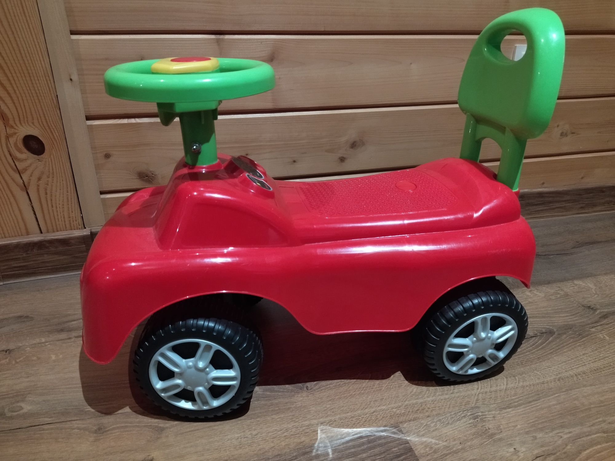 Czerwone auto jeździk