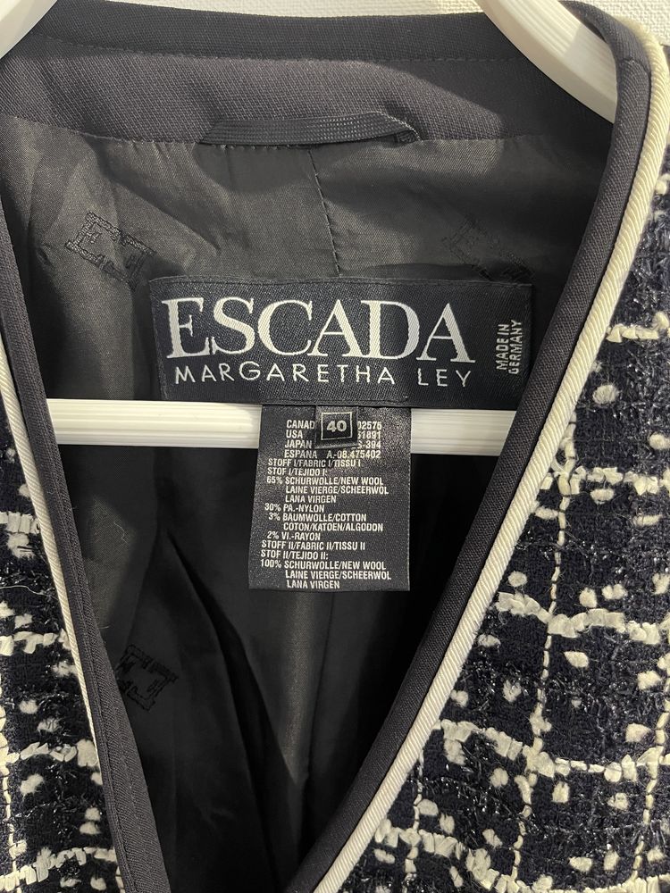 Твідовий жакет escada