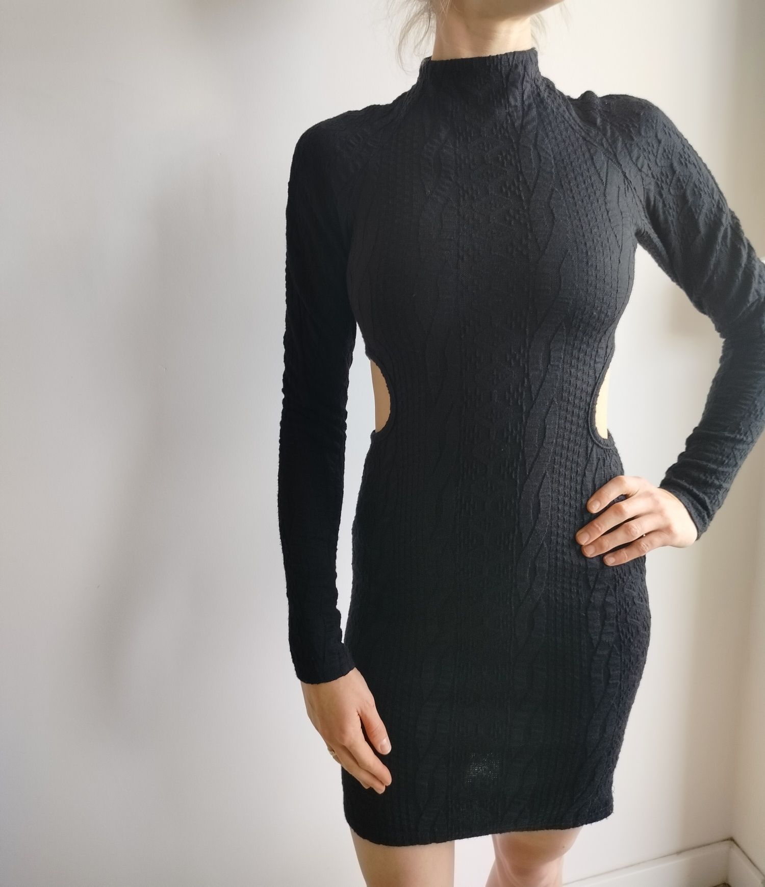 Czarna sukienka damska ASOS rozmiar XS sukienka na długi rękaw z wycię