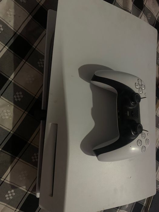 Ps5 com comando 825gb