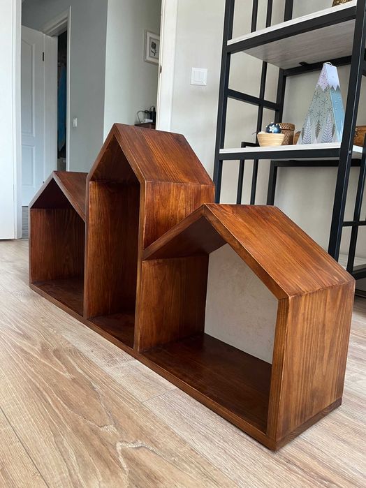 Дерев'яна поличка з горіху в дитячу кімнату