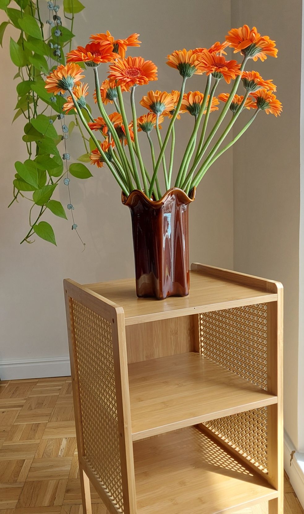 Piękna szafka nocna stolik bambusowym ratanowymi w stylu boho loft