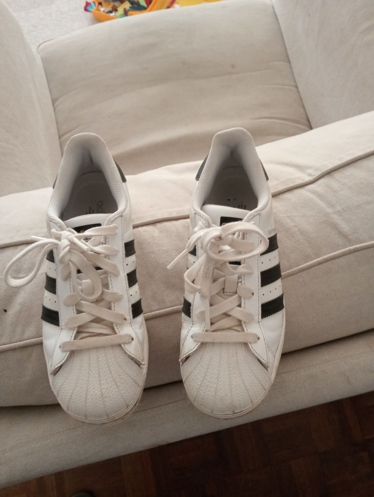 Calçado. Adidas.